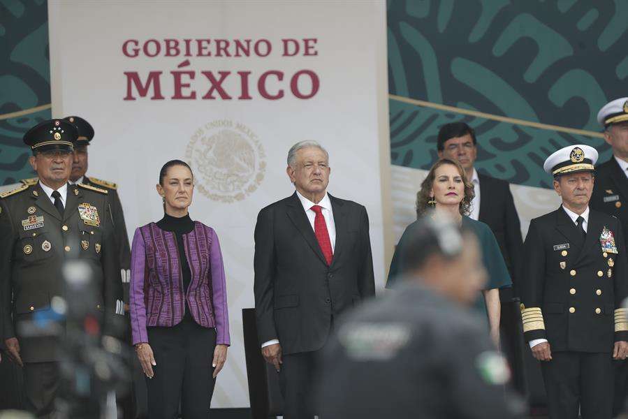 Fuerzas Armadas de México despiden a López Obrador y reciben a Sheimbaum