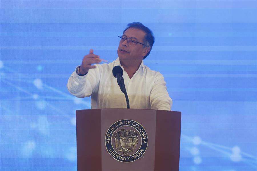 Petro pide al ELN una “prueba inequívoca” para continuar diálogos de paz