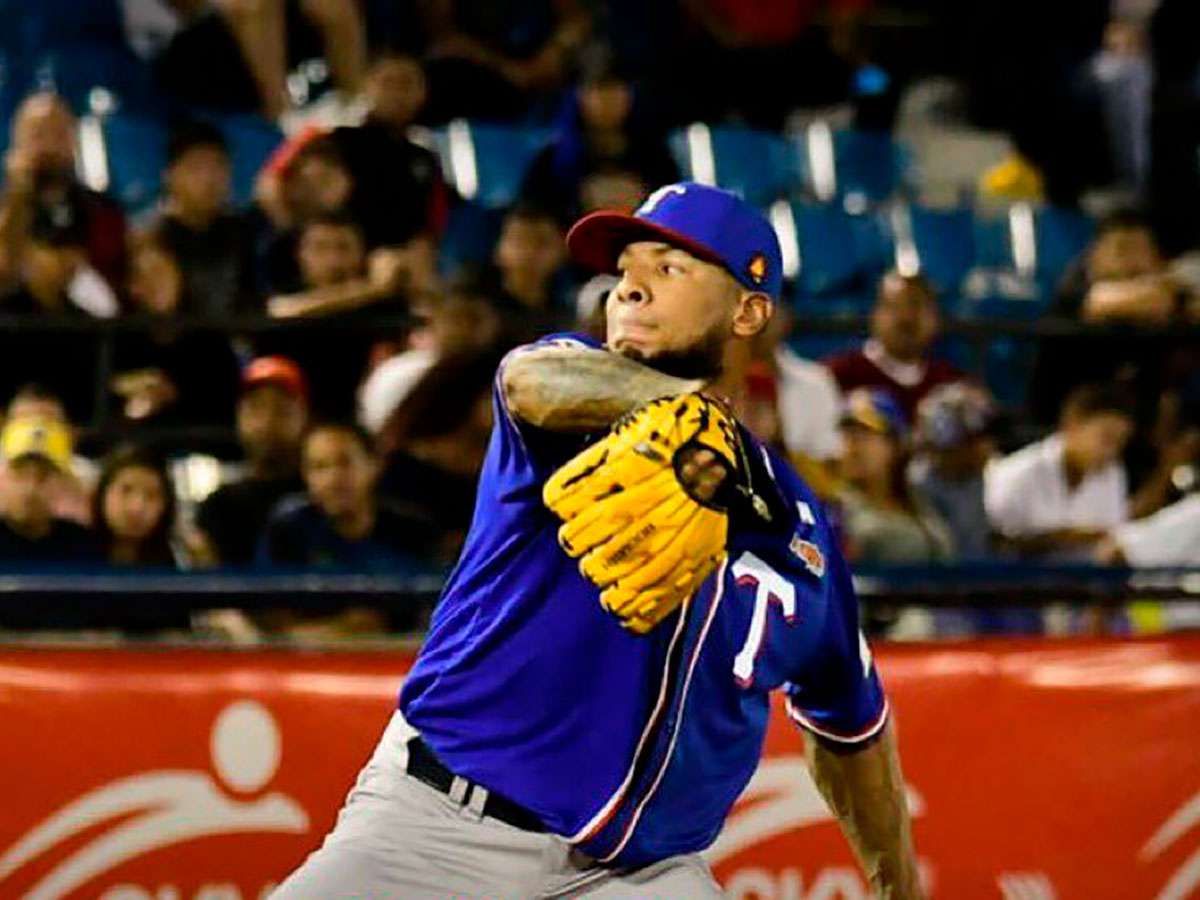 Tiburones se refuerza con el lanzador Ariel Miranda