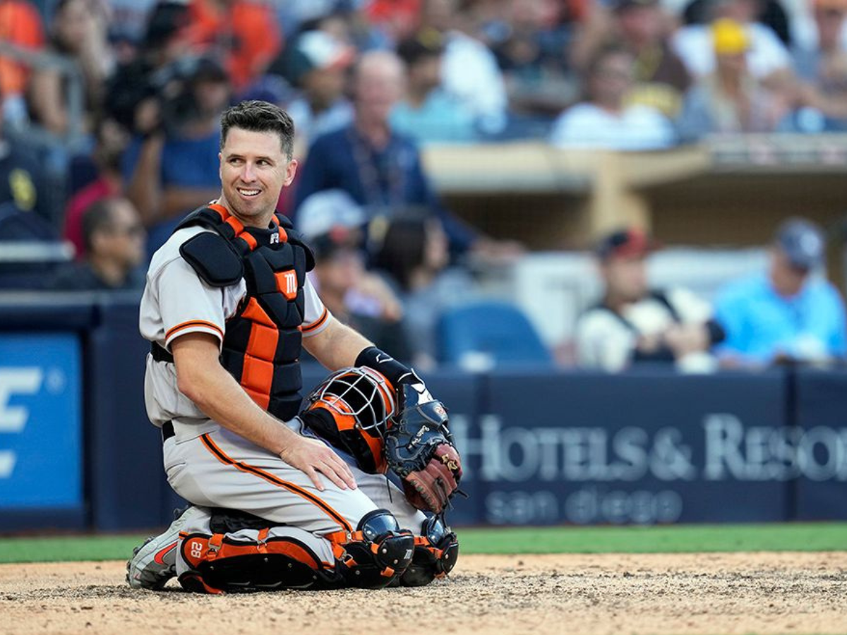 Buster Posey llega a las oficinas de los Gigantes