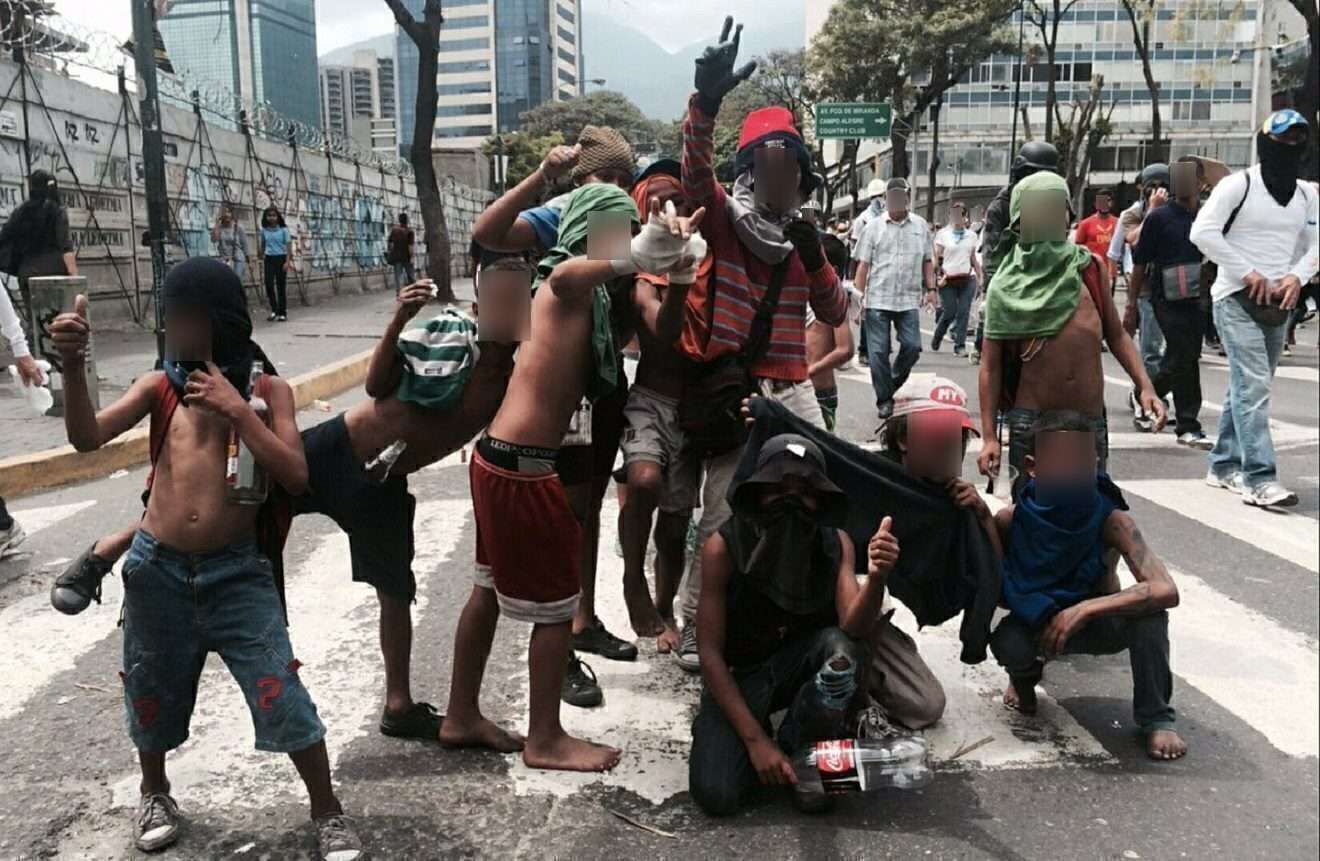 Extrema derecha repite su guion al usar niños para la violencia