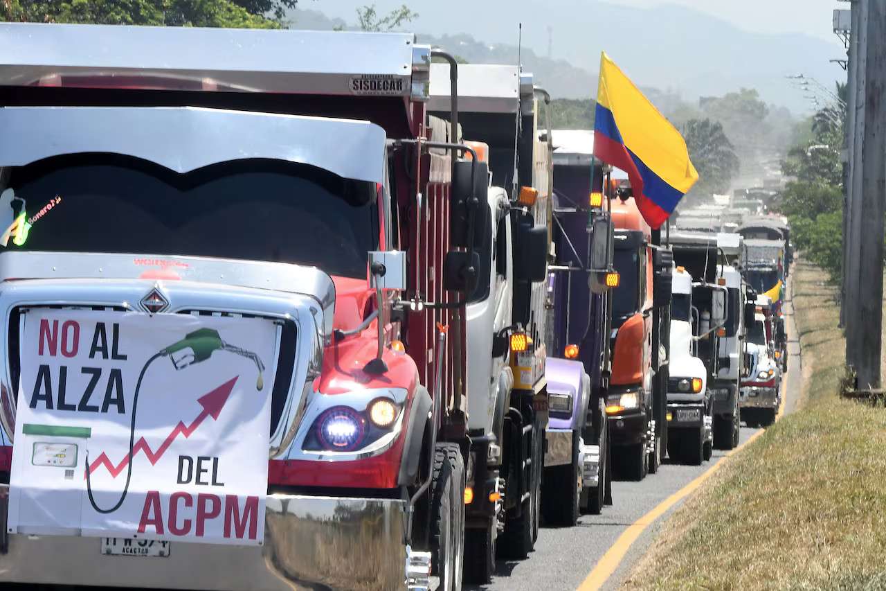 Transportistas bloquean Bogotá y presionan al gobierno de Petro
