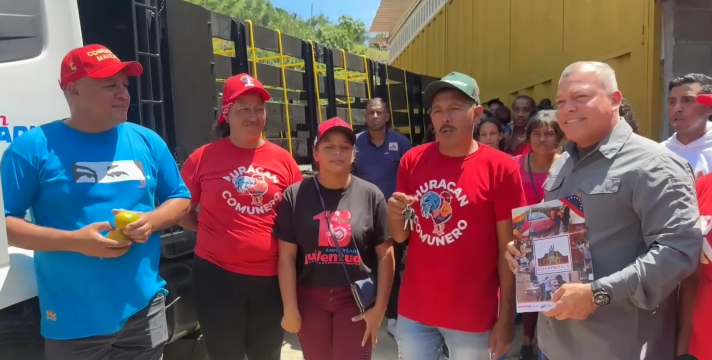 Maduro entrega camiones a la comuna “Ruta de la Mandarina” en Araira