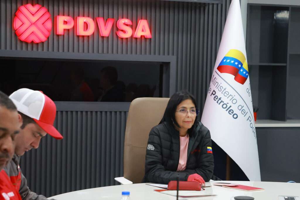 Ministra Rodríguez inspeccionó operatividad del Complejo Refinador Paraguaná