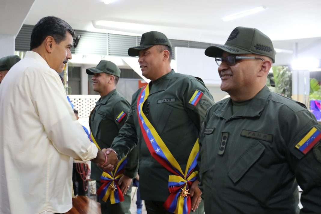 Maduro condecoró a oficiales de la FANB víctimas de las sanciones de Estados Unidos