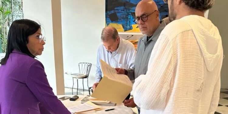 González Urrutia le quita la silla al PP y desmiente los disparates de Feijóo y Cayetana