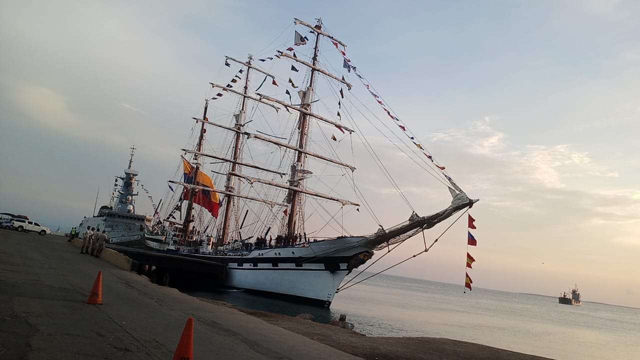 Buque Escuela Simón Bolívar llega a Playa Valdez en Margarita