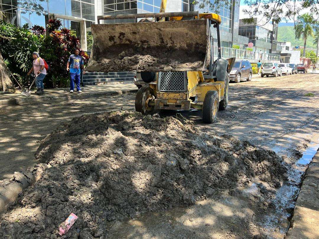 Atienden afectaciones por lluvias en varios sectores de Maracay