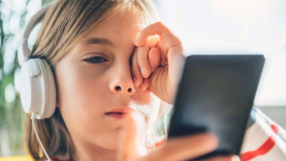 Dependencia del celular impacta en la salud visual