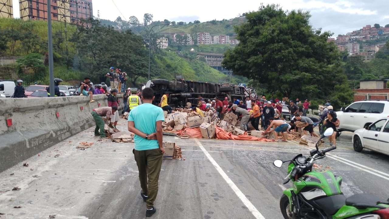 Gandola cargada de huevos se volcó en la ARC este 26Sep