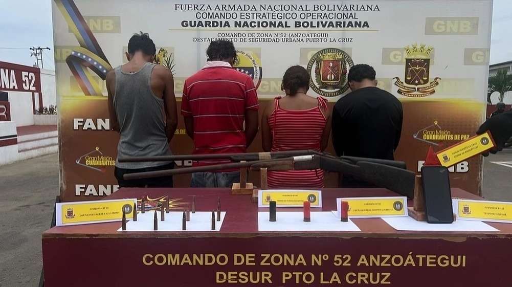 Incautan uniformes a banda El Leoberth