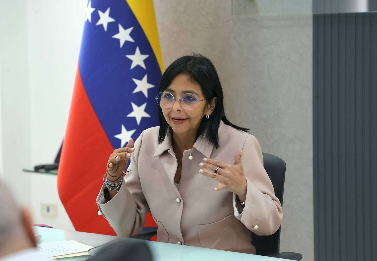 Delcy Rodríguez se reúne con directivos de Repsol