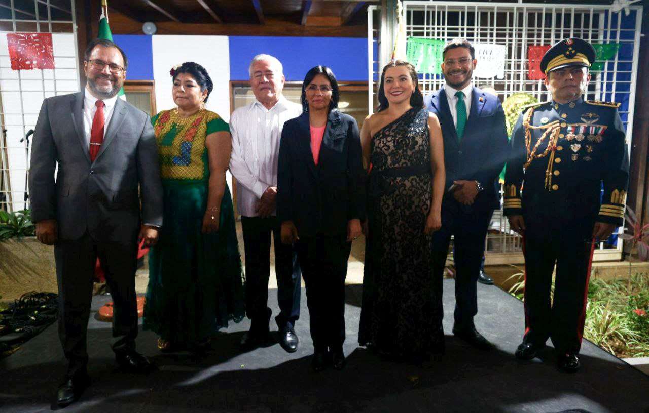 Autoridades venezolanas celebran el Grito de Dolores en la Embajada mexicana