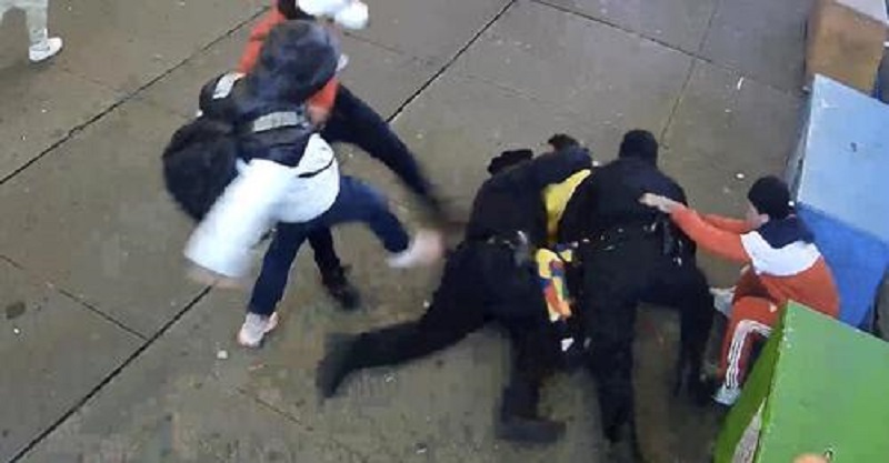 La insólita reacción del venezolano que dio brutal golpiza a policía en Times Square durante su sentencia