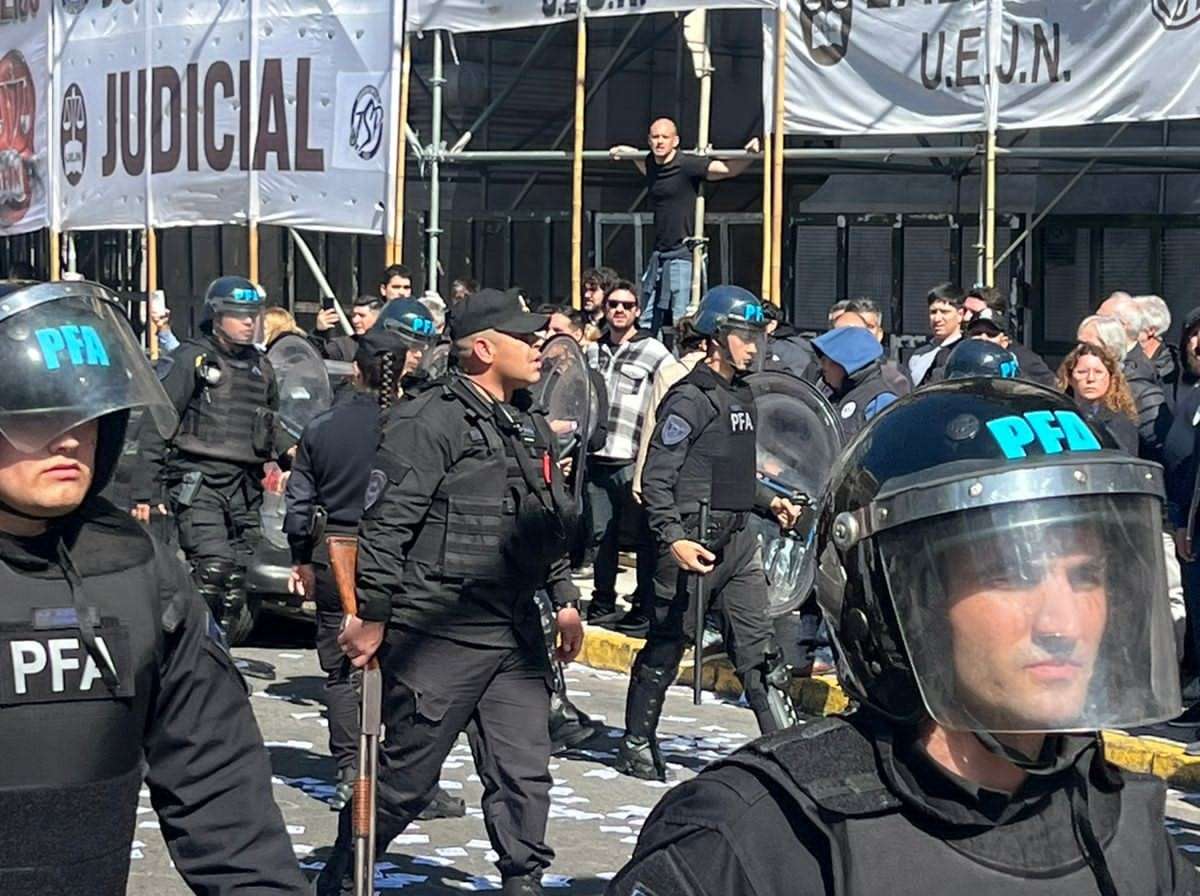 Gobierno de Milei reprime manifestación de trabajadores judiciales