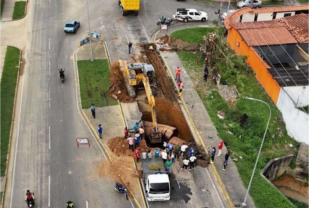 Reconstruyen tramo de avenida que se desplomó en Guanare por lluvia