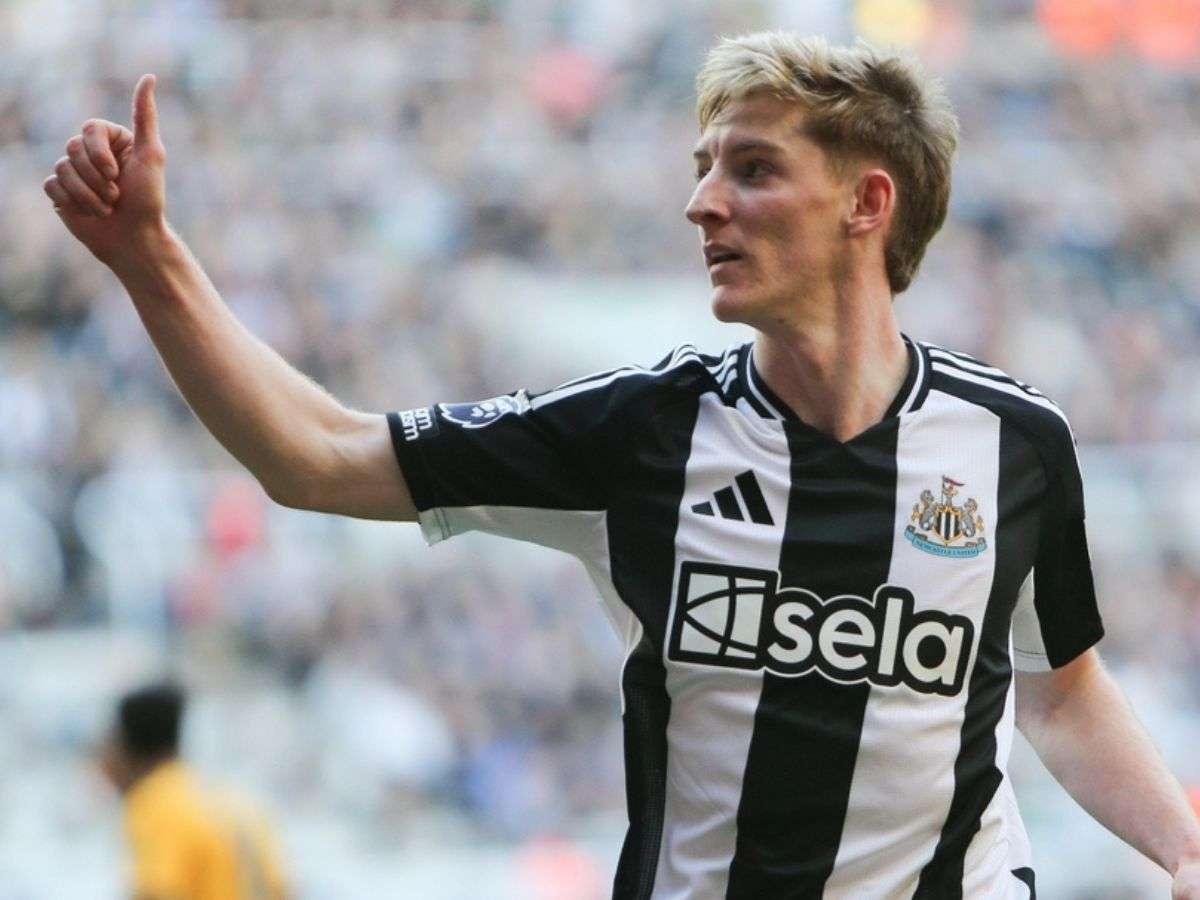 Anthony Gordon renueva con el Newcastle United