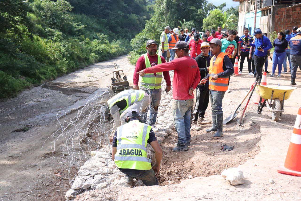 Avanza reparación de falla de borde en carretera de Las Tejerías