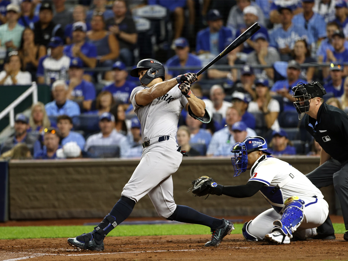 Stanton puso a Yankees a un triunfo de avanzar