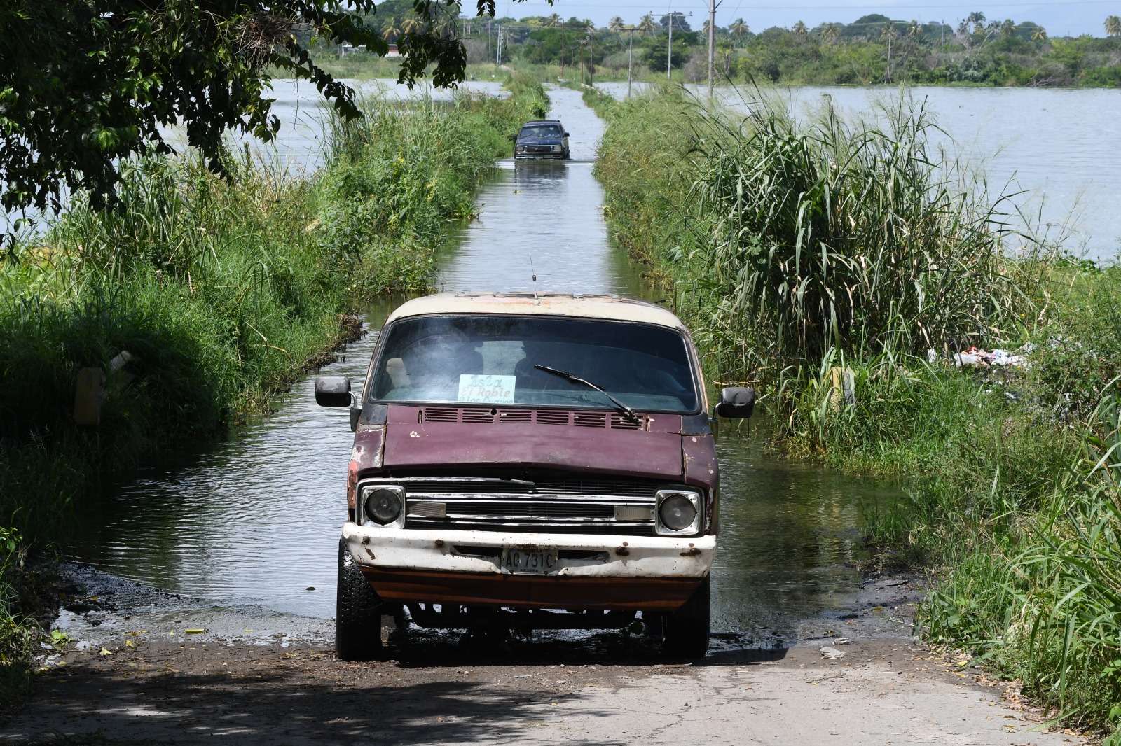 Crecida del lago de Valencia pone en vilo a 800 familias de la isla La Culebra