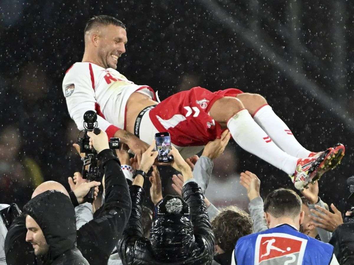 Lukas Podolski se despidió del fútbol profesional