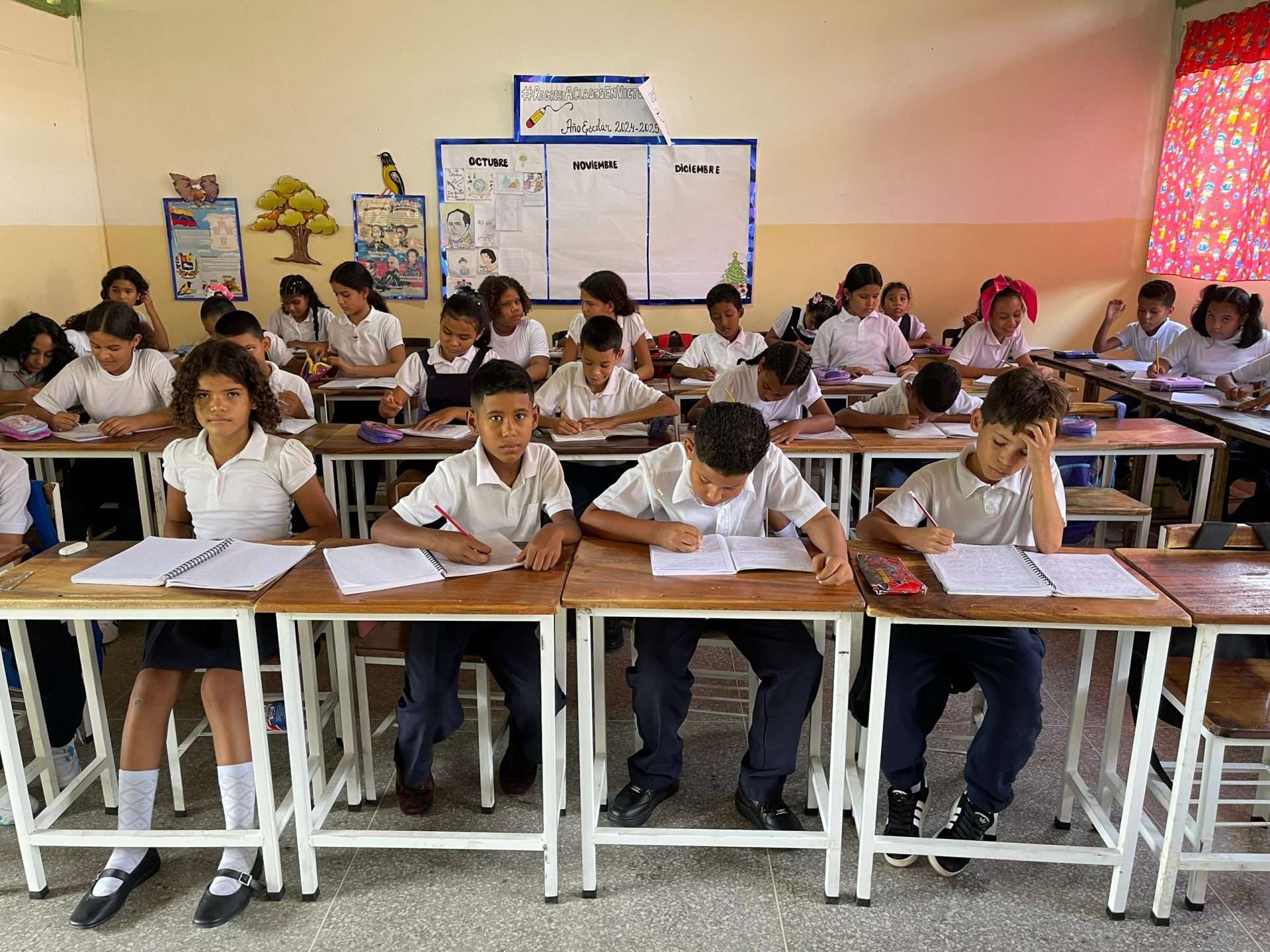 Dotan con mesas sillas a escuelas de Yaracuy