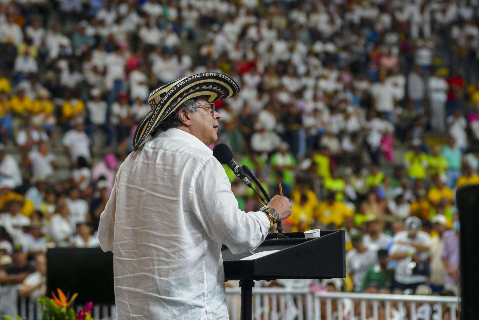 Petro propone una nueva mesa para cerrar proceso de paz con los paramilitares