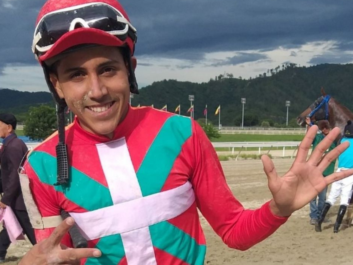 Samuel Marín con su primera foto en Belmont