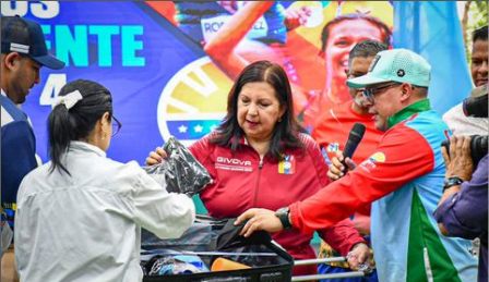 Entregan Kits deportivo a atletas que participarán en Juegos Nacionales