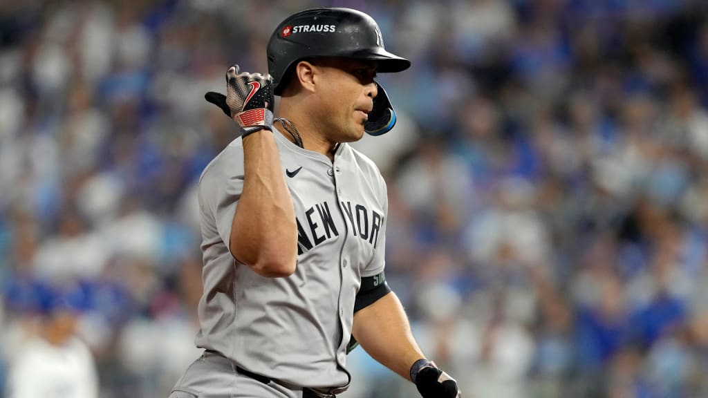 Ganan los Yankees con jonrón decisivo de Stanton NY arriba 2-1 en la Serie Divisional