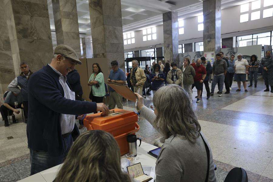 Uruguayos participan en las elecciones presidenciales y parlamentarias