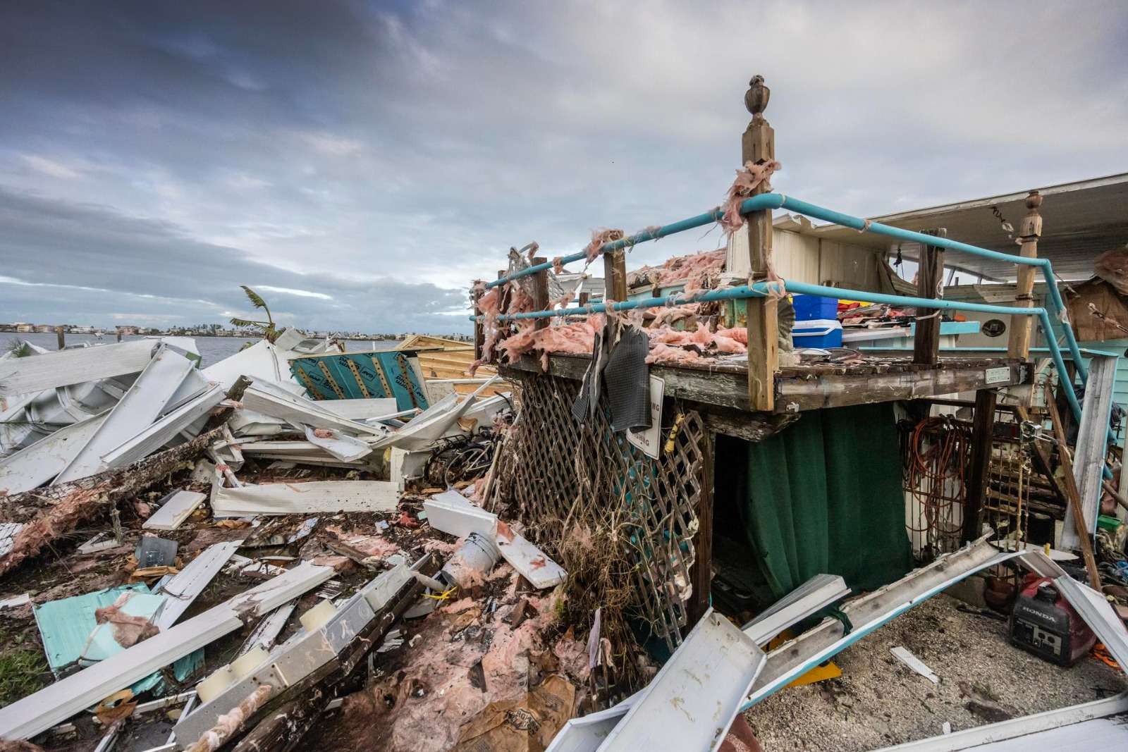 Catorce muertos y destrucción “devastadora” al paso de Milton por Florida