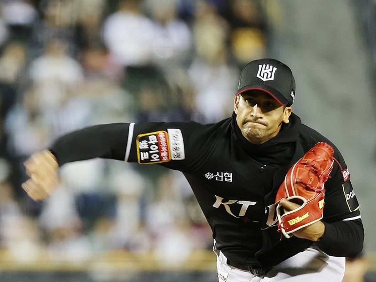 Cuevas guió a KT Wiz en inicio de playoffs en Corea