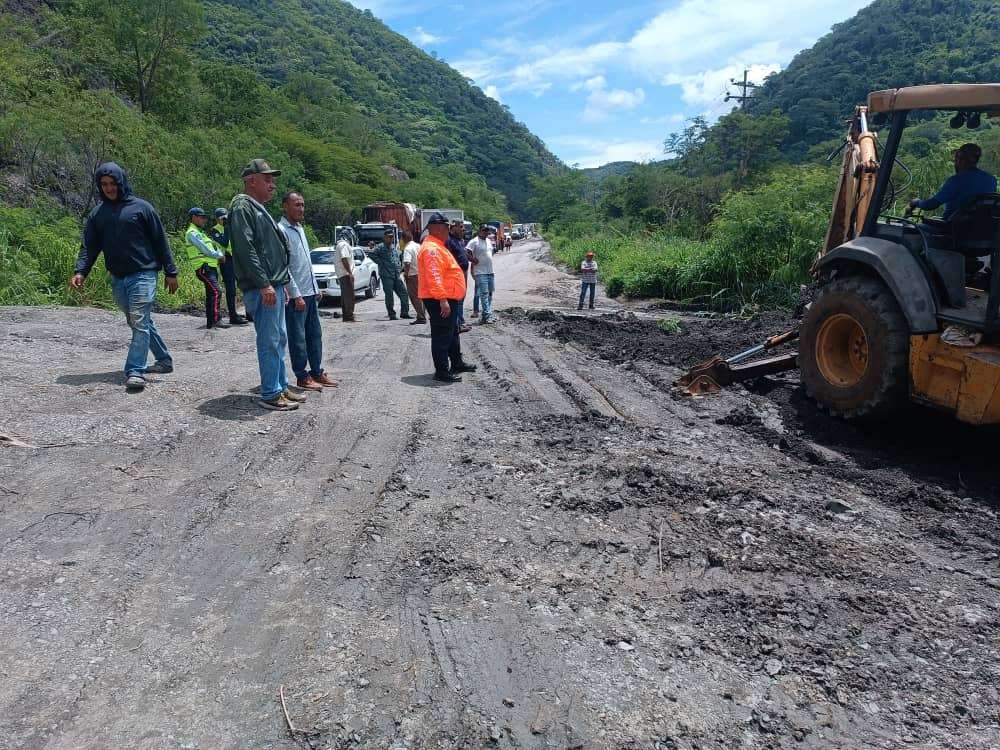 Atienden deslave ocasionado por lluvias en la vía Lara-Zulia
