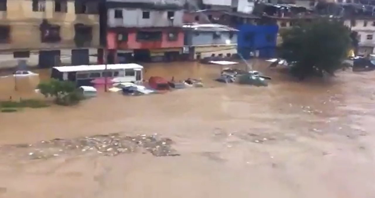 Fuertes lluvias causaron anegaciones y estragos en Caracas este sábado