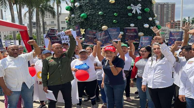 Comunidades de Sucre y La Vega reciben títulos de tierra