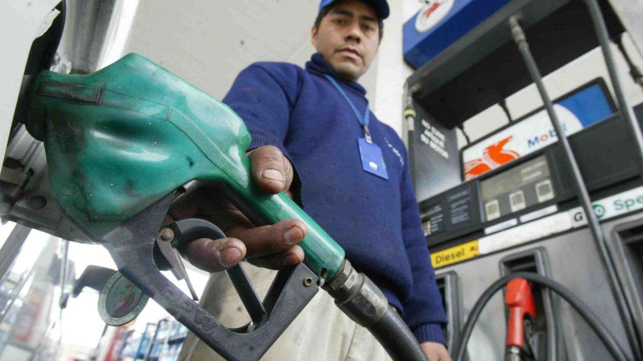 Bolivia permite a privados importar gasolina para disminuir la escasez