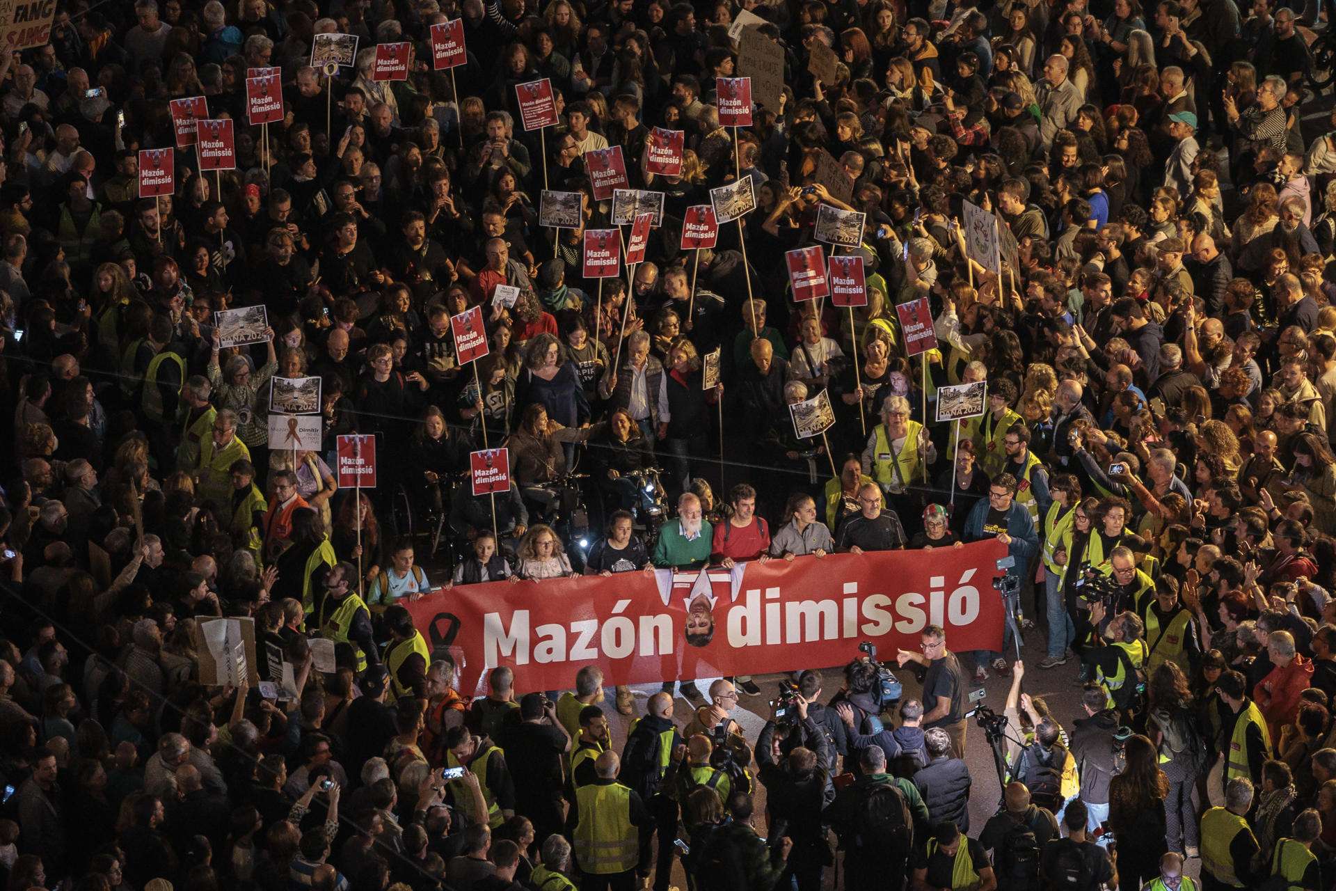 Miles de personas exigen la dimisión del presidente valenciano en España
