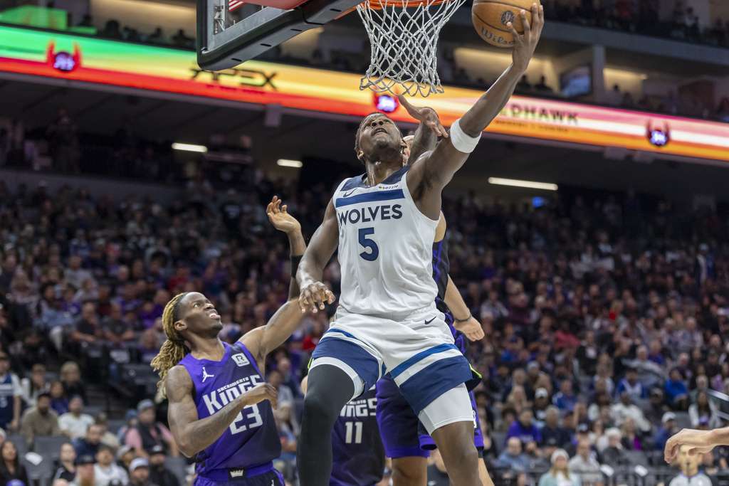 Anthony Edwards empañó la noche de De'Aaron Fox
