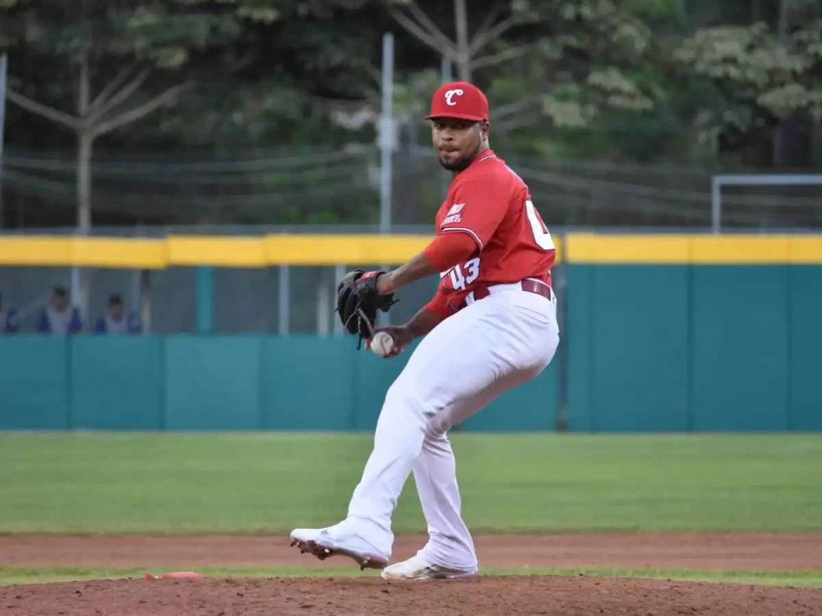 Leones refuerza su bullpen con Aneuris Rosario