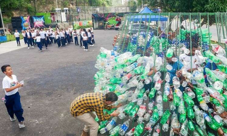 Elaboran árbol ecológico de Navidad en parroquia Caricuao