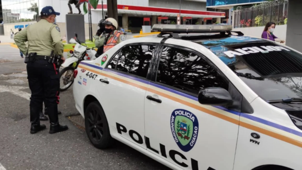Capturaron a una mujer que desvalijaba vehículos en Chacao