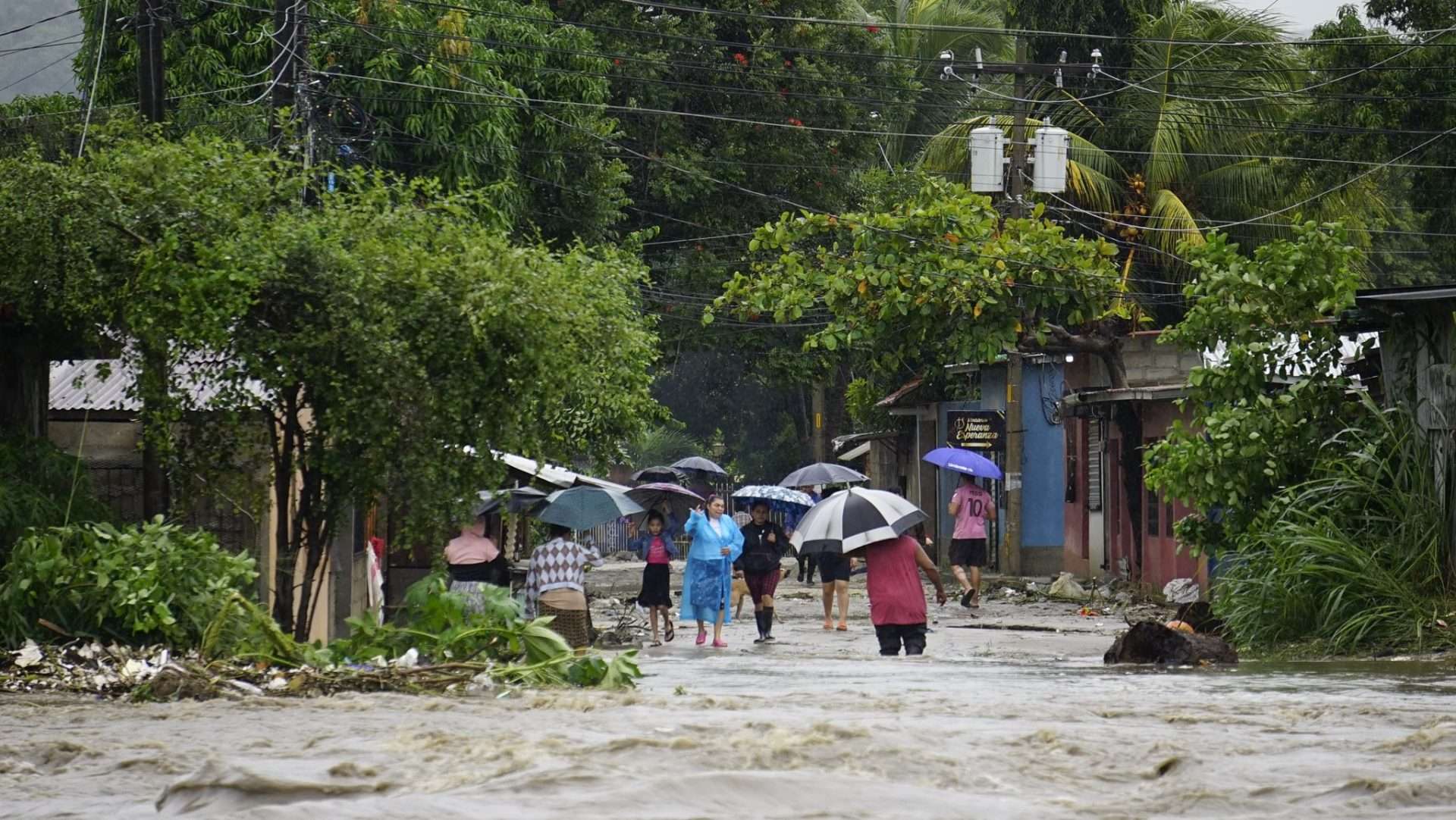 Decretan emergencia en zonas afectadas por tormenta Sara