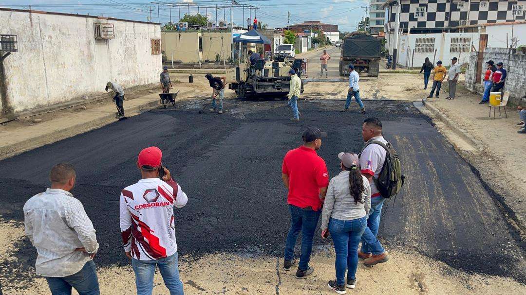 Colocan 400 toneladas de asfalto en comunidades de Barinas