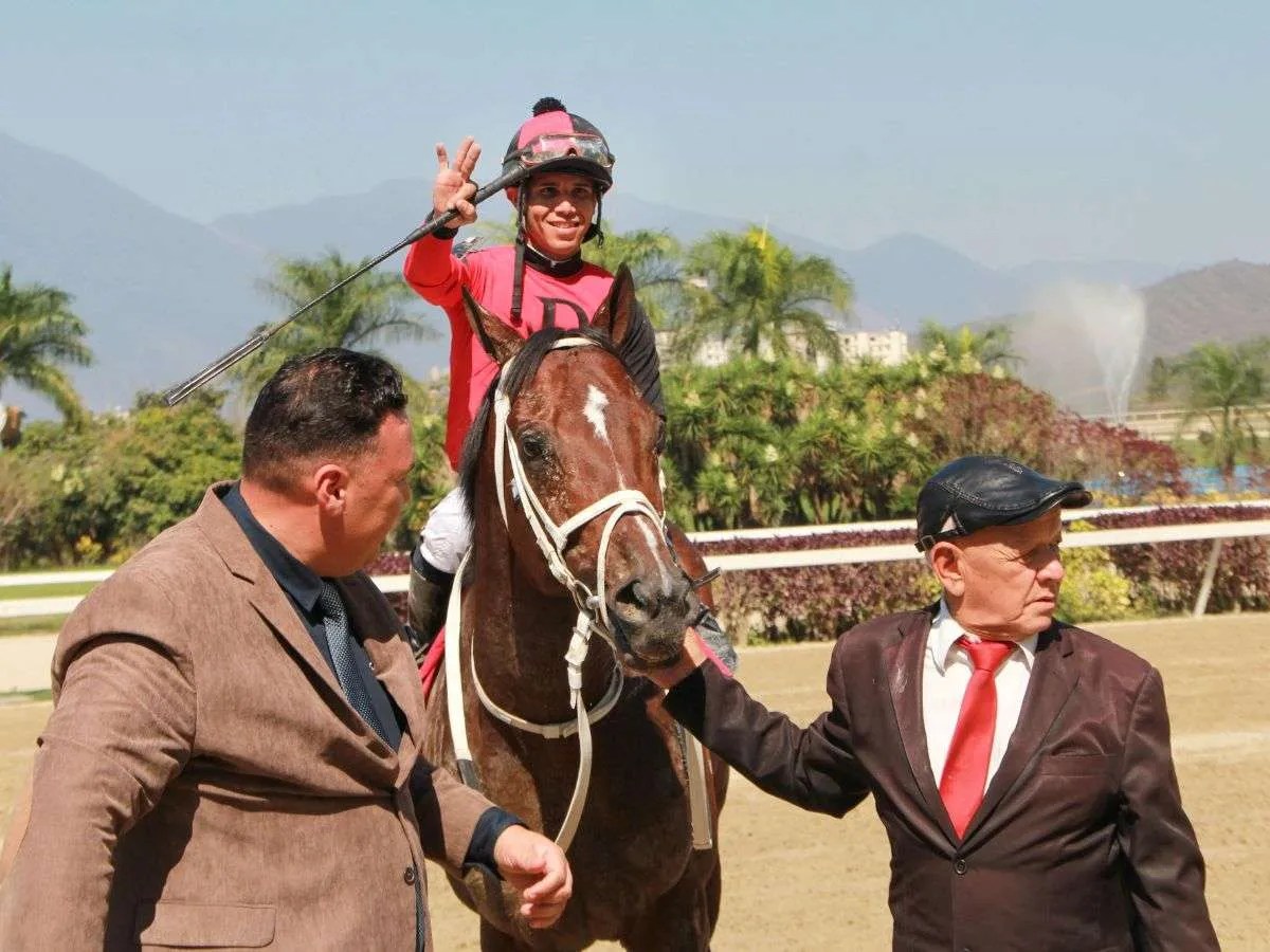 Jonathan Aray firmó cuatro compromisos