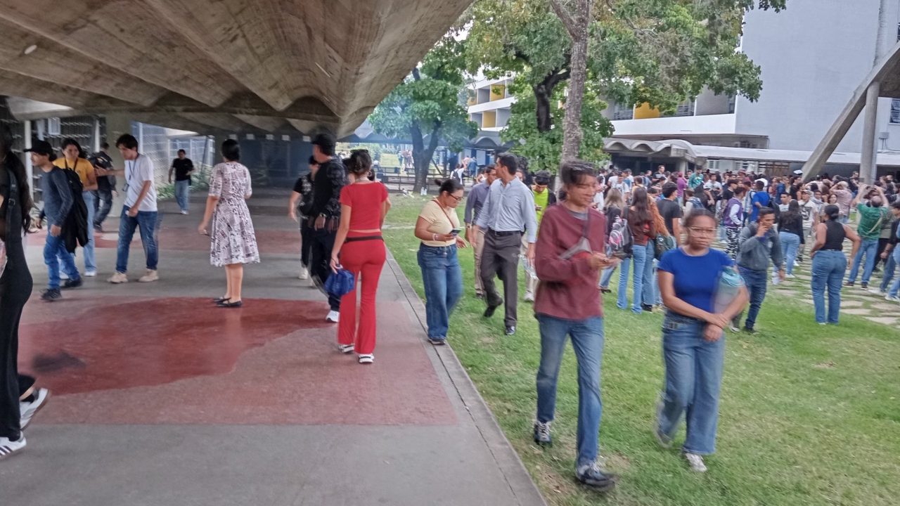 Desconocidos detonaron tres bombas lacrimógenas durante elecciones estudiantiles en la UCV