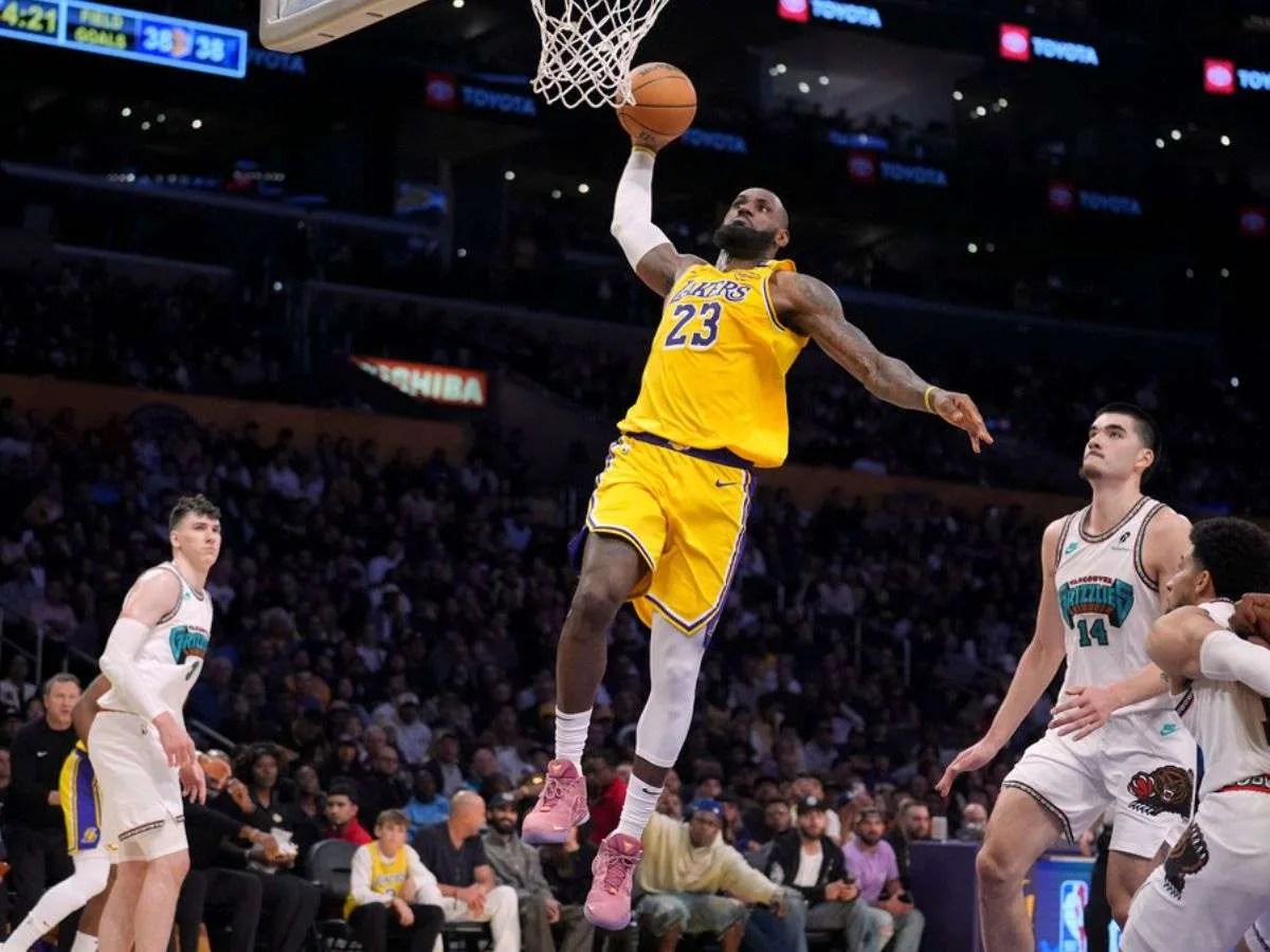 LeBron James logra tercer triple-doble seguido