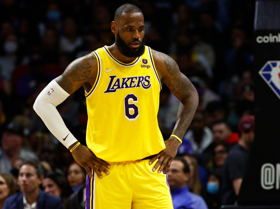 LeBron James cambia de número con los Lakers