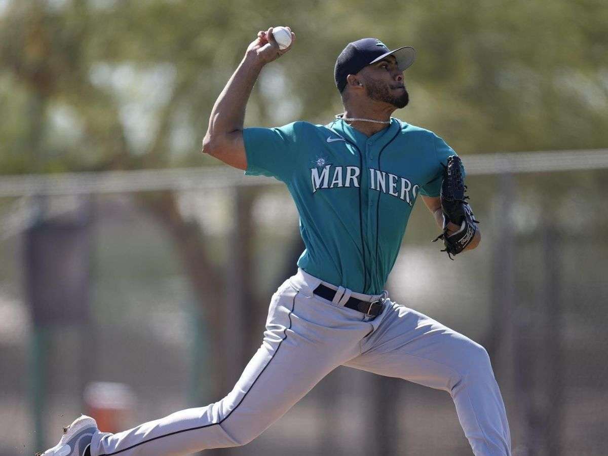 Luis Curvelo apunta a los Rangers de Texas