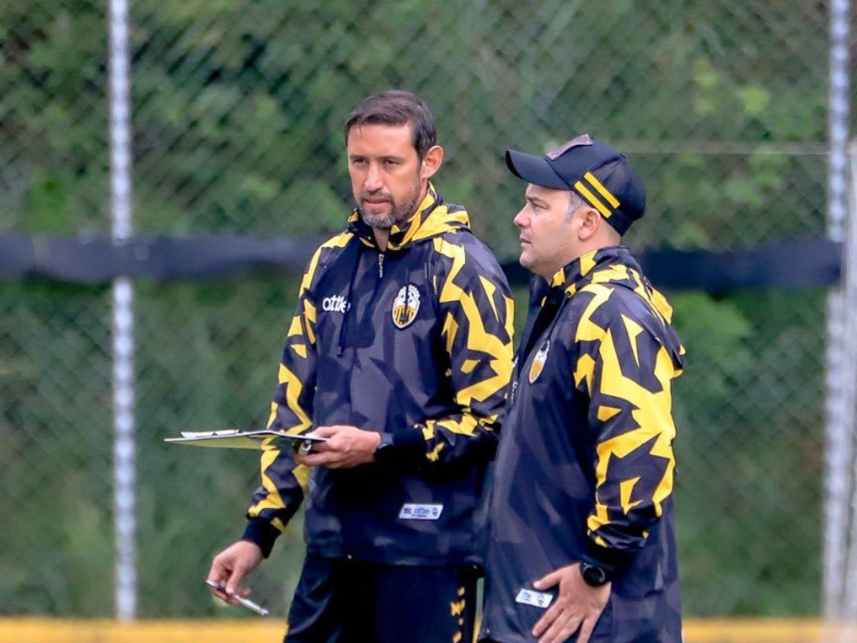 Mojiganga y traición en el aurinegro
